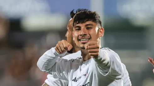 Alexander Oroz pide cancha en Colo Colo anotando ante Santiago Morning.