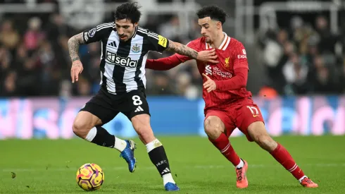 Sandro Tonali y Curtis Jones en el duelo entre Newcastle United y Liverpool en la liga inglesa.