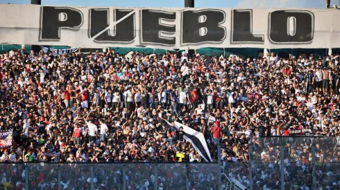 Un finlandés se a ver un partido de Colo Colo a la Garra Blanca.