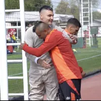 Abrazo con Vidal: la visita de Cristóbal Campos a la Roja en Juan Pinto Durán