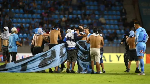 La invasión de los encapuchados en los 72 minutos del partido.