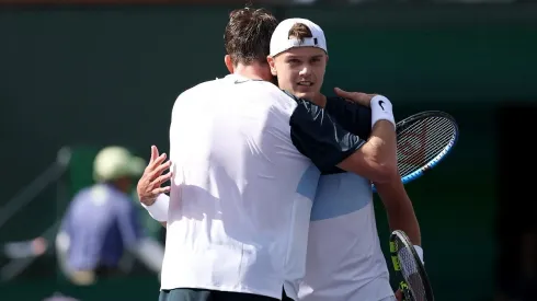Jack Draper saluda a Holger Rune tras ganar el Indian Wells 2025