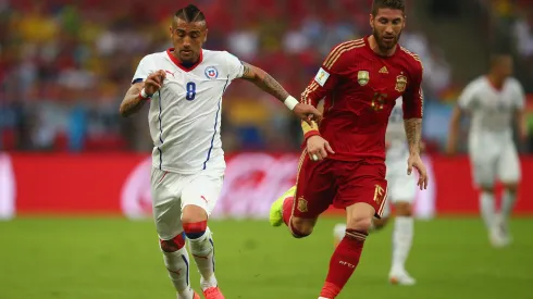 Sergio Ramos ante Arturo Vidal en el Mundial de Brasil 2014, cuando Chile venció a España en el Maracaná.