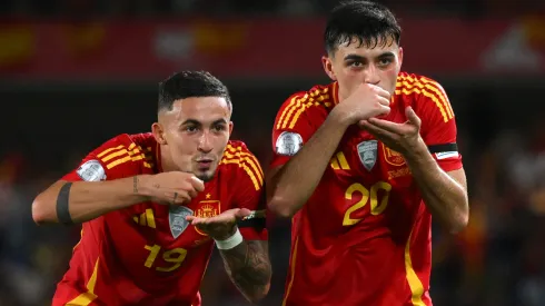 Yeremi Pino y Pedri celebran uno de los goles contra Suiza.