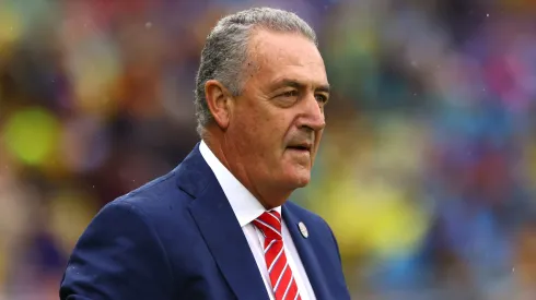 Gustavo Alfaro dirigiendo a Paraguay.