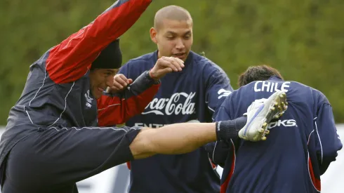 Nicolás Peric da una patada ante la mirada de Sebastián Roco.