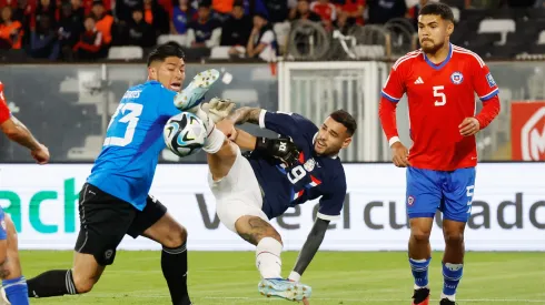 Antonio Sanabria ante la selección chilena. Brayan Cortés y Paulo Díaz miran la acción.