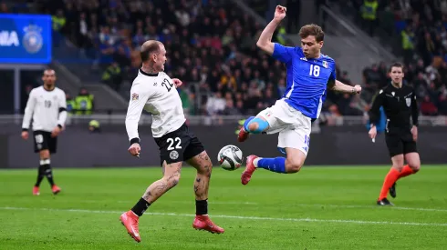 David Raum y Nicolò Barella disputan el balón en el último Italia vs Alemania.