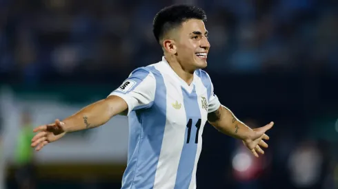 Thiago Almada anotó un golazo para la victoria de Argentina sobre Uruguay en el Estadio Centenario de Montevideo.