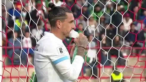 Este defensor de la Celeste y el Atlético Madrid sufrió mucho el partido en El Alto.