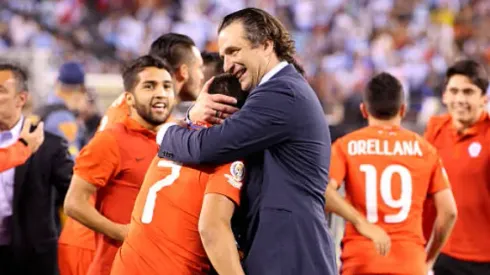 Pizzi celebra con Alexis Sánchez la Copa América del Centenario en 2016.