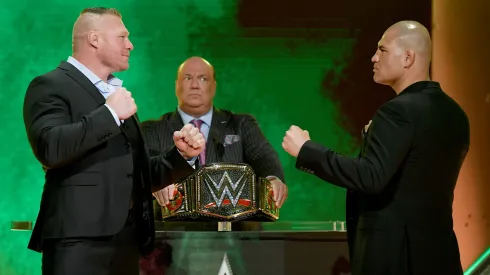 Caín Velásquez (derecha) tuvo un breve paso por la WWE entre 2019-2020.