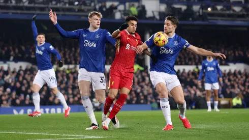 Luis Díaz, Jarrad Branthwaite y James Tarkowski en el último Everton vs Liverpool en la Premier League 2024/25.