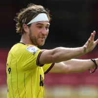 Mientras Francisco Sierralta apenas suma con Ricardo Gareca, en Inglaterra es distinguido