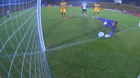 Mauricio Isla anotó el segundo gol albo.