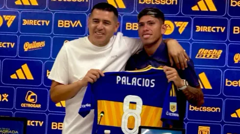 Juan Román Riquelme en la presentación de Carlos Palacios como refuerzo de Boca Juniors.