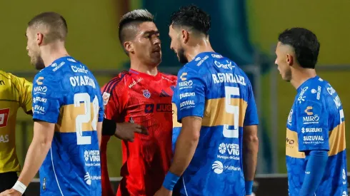 El jugador de la U, Leandro Fernández, encara a Ramiro González de Everton.