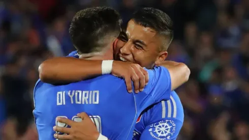 Nicolás Guerra abraza al autor del gol en la noche mágica frente a Botafogo.