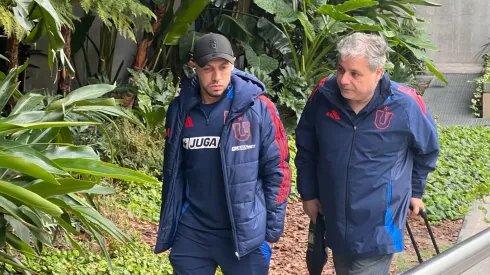 Marcelo Díaz llega al Hotel Brizo junto con la U de Chile.