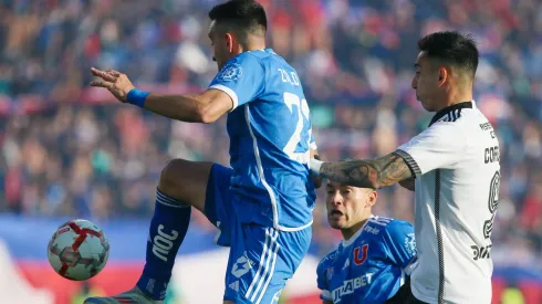 Javier Correa ante Matías Zaldivia en el último Superclásico jugado en el Nacional.