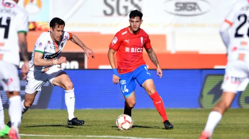 Jader con el balón en el último partido entre Cobresal y Universidad Católica en el Estadio El Cobre, en la fecha 22 del Campeonato Nacional.