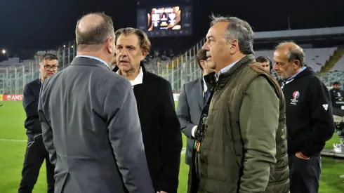 Aníbal Mosa hablando con representantes de la Conmebol tras el escándalo.