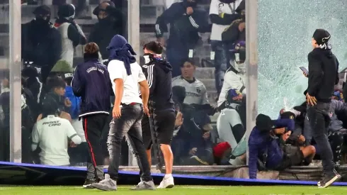 Hinchas de Colo Colo irrumpen el partido de Copa Libertadores contra Fortaleza en el Estadio Monumental.
