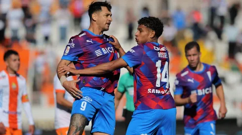 Fernando Zampedri celebra junto a Rossel el golazo de la UC a Cobresal.