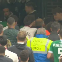 ¡Ben Breteton lo tuvo que defender! DT de Sheffield United se agarra con jugadores rivales