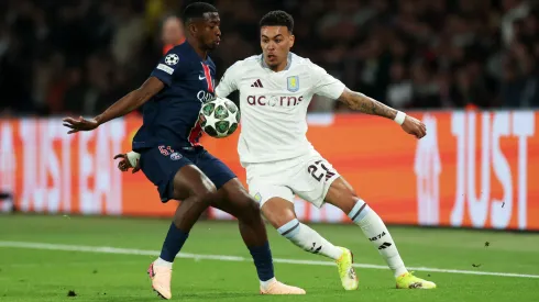 Morgan Rogers y William Pacho en el juego de ida de cuartos de final de PSG y Aston Villa.