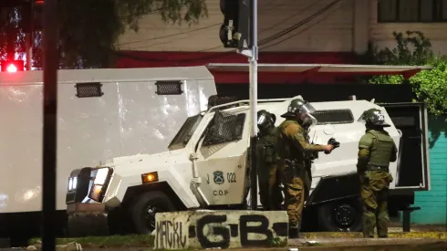 El informe desestimaría la versión de que el vehículo policial pasó sobre una reja.