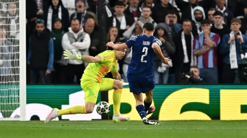 Dibu Martínez fue protagonista en esta jugada, que terminó sellando la suerte de Aston Villa ante PSG.