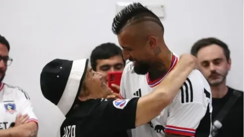 María Colo Colo junto a Arturo Vidal en su presentación.