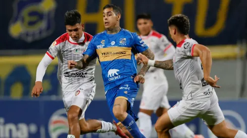Rodrigo Pineiro de Everton disputa el balón con la defensa de Unión La Calera durante un partido de la Copa Chile.