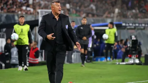 Jorge Almirón en problemas para armar el equipo titular de Colo Colo.