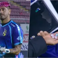 Hinchas le lanzan huevos de Pascua al Mono Sánchez en pleno partido: así reaccionó