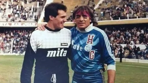 Sergio Vargas con Hugo Gatti, cuando jugaban en Independiente y Boca, respectivamente.