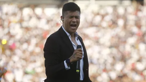 Américo cantó en la despedida de Esteban Paredes ante el estadio Monumental repleto.