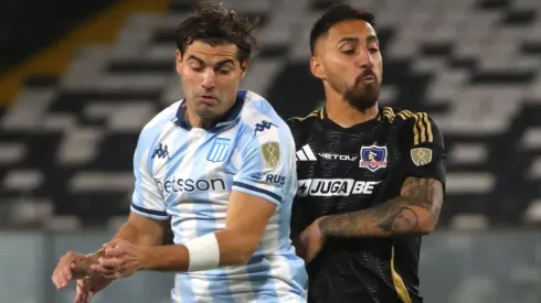 Javier Correa disputa un balón con Santiago Sosa.