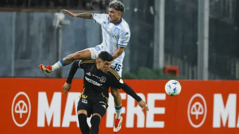 Gastón Martirena lucha un balón con Claudio Aquino.