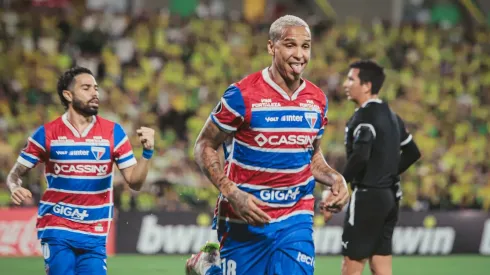 Deyverson celebra el gol en Colombia que deja bien posicionado a Fortaleza en la Copa