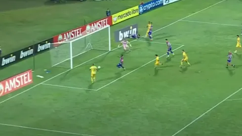 Colo Colo sigue soñando en Copa Libertadores gracias a uno de los fallos más insólitos que se hayan visto.