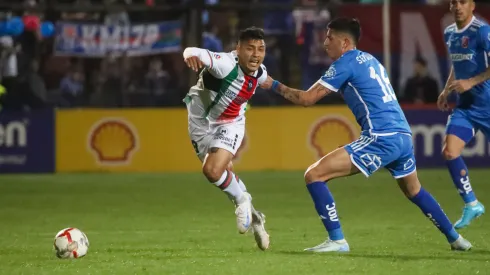 Matías Sepúlveda y Dilan Zúñiga disputan el balón en el último Palestino vs U. de Chile.