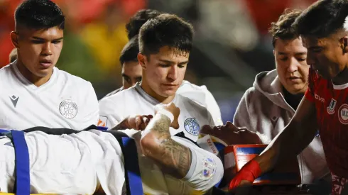 Así salió el atacante argentino: en ambulancia.