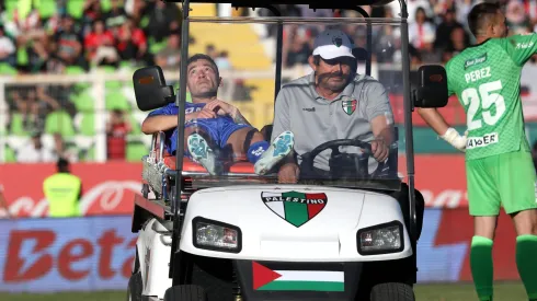 Charles Aránguiz salió retirado en camilla ante Palestino.