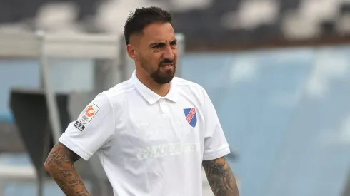 Javier Correa no pudo terminar el partido con Coquimbo Unido y encendió alarmas en Colo Colo.