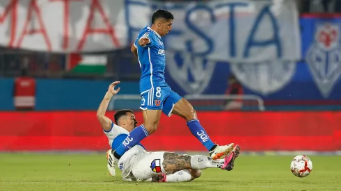 Israel Poblete y Fernando Zampedri disputando el balón en Universidad de Chile vs Universidad Católica.