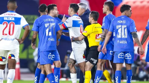 El defensor azul tuvo un duro cruce con una de las figuras de la UC.