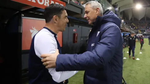 Mauricio Larriera está colgando de su cargo en Everton.