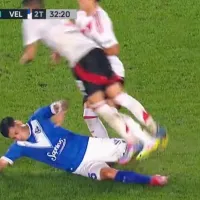 El chileno Claudio Baeza se ganó amarilla por esta falta “de bowling” en la derrota de Vélez ante River: ¡Y se salvó de la roja!